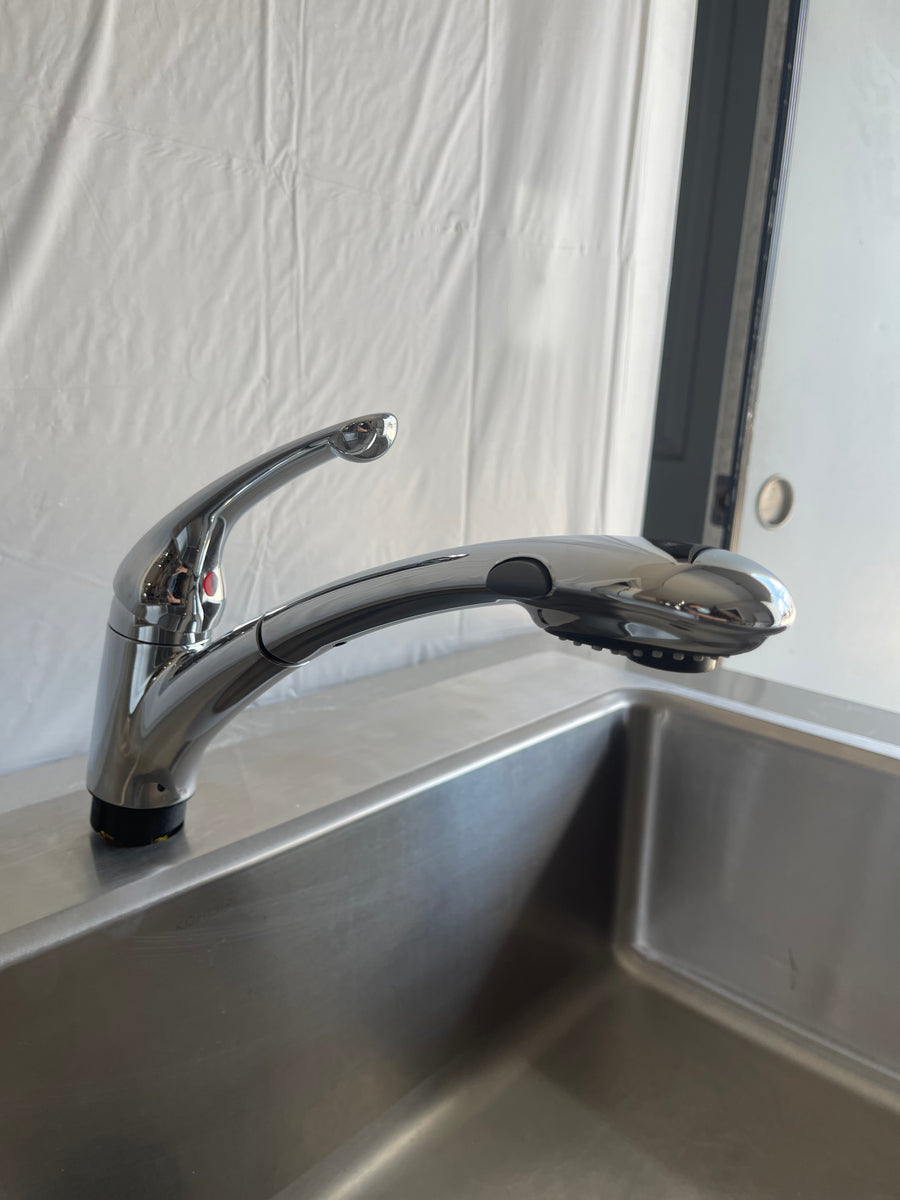 Delta Signature Single-Handle Pull-Out Sprayer Kitchen Faucet In Chrom ...